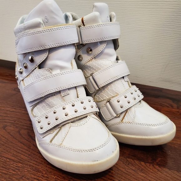 guess white wedge sneakers